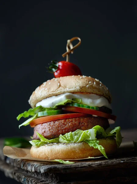 Hambúrguer livre de carne saborosa fresca — Fotografia de Stock