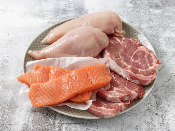 Verschiedenes rohes Fleisch und Lachs — Stockfoto