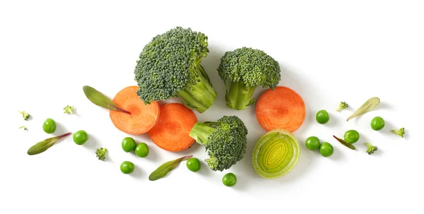 Fresh broccoli, carrot and green peas isolated on white backgrou — Stock Photo, Image