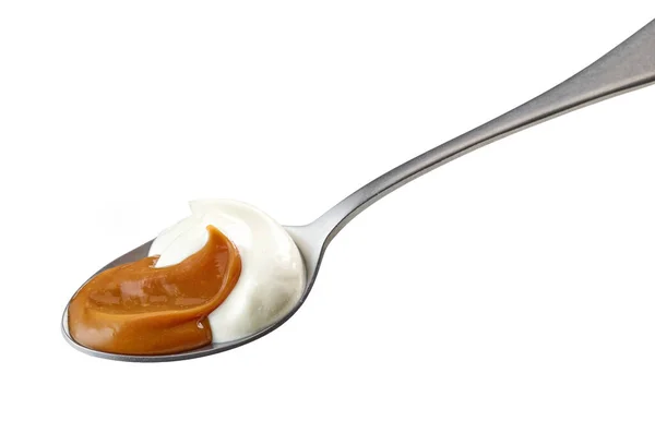Löffel Joghurt und weiches Karamell — Stockfoto