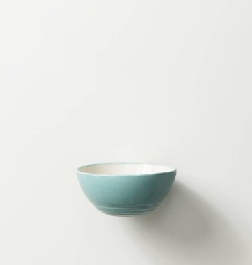 Beyaz arkaplanda boş kase