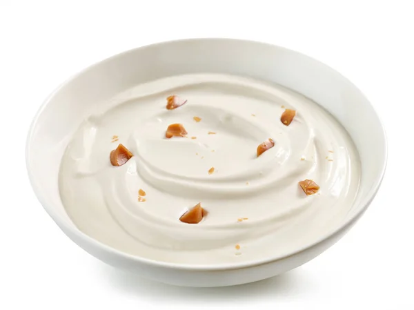 Miska jogurtu z kawałkami karmelu — Zdjęcie stockowe