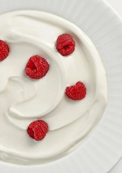 Plate of greek yogurt with raspberries — Stock Photo, Image