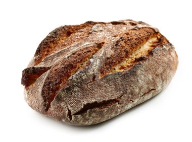 Beyaz zeminde izole edilmiş taze pişmiş ekmek.