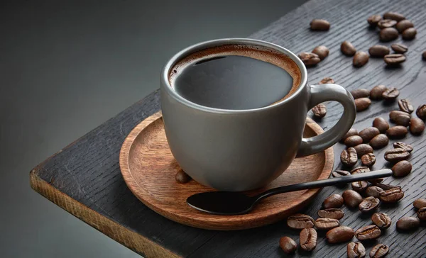 Egy Csésze Fekete Kávé Sötét Asztalon — Stock Fotó