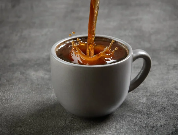 Καφέ Ρίχνει Κύπελλο Γκρι Φόντο — Φωτογραφία Αρχείου