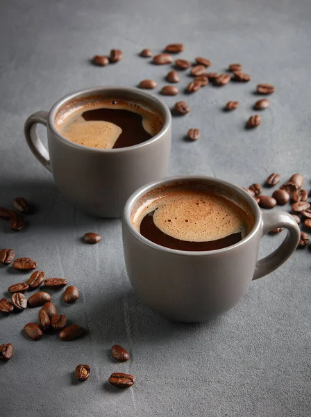 2杯の新鮮な自家製コーヒーをグレーのキッチンテーブルの上に — ストック写真
