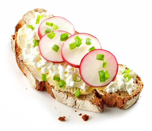 Fetta Pane Con Ricotta Ravanello Isolato Sfondo Bianco — Foto Stock