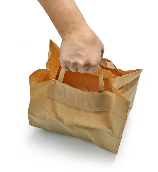 白い背景に人間の手による紙袋 食品の配達 — ストック写真