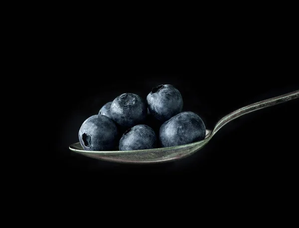 Cuchara Arándanos Sobre Fondo Negro — Foto de Stock