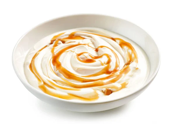 Miska Jogurtu Karmelowego Izolowana Białym Tle Ostrość Selektywna — Zdjęcie stockowe