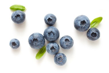 Beyaz arka planda izole edilmiş taze olgun yaban mersinleri.