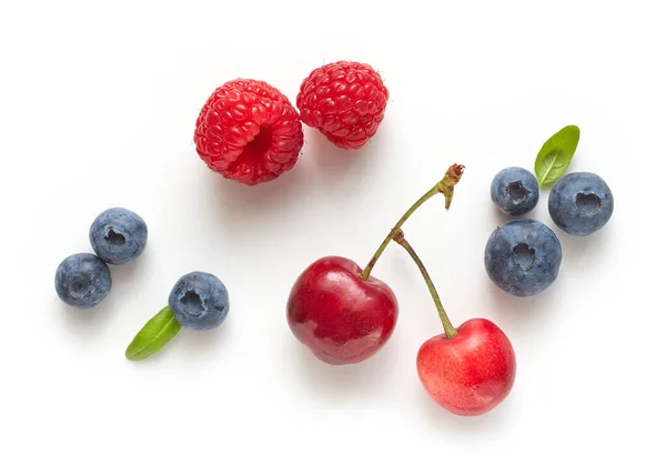 Olika Färska Mogna Bär Isolerad Vit Bakgrund Ovanifrån — Stockfoto