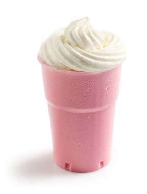 Pembe çilekli milkshake. Krem şantili. Plastik bardakta.