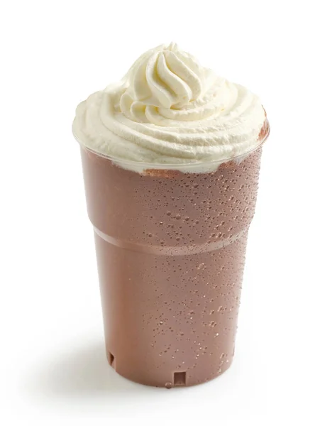 白い背景に隔離されたカップを取り去るプラスチック製のホイップクリームとブラウンチョコレートミルクセーキ — ストック写真