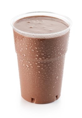 Kahverengi çikolatalı milkshake. Plastik bardakta. Beyaz arka planda izole.