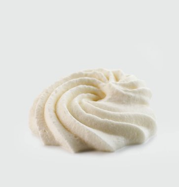 Açık gri arkaplanda izole edilmiş krem şanti.