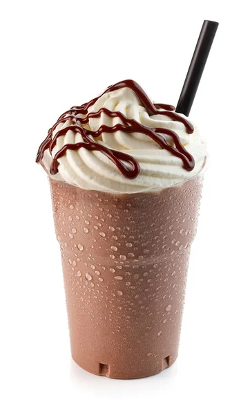 プラスチック製の茶色のチョコレートミルクセーキは白い背景に隔離されたカップを奪う — ストック写真