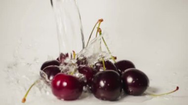 Kiraz ve su sıçrama, ağır çekim