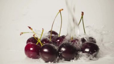 Kiraz ve su sıçrama, ağır çekim