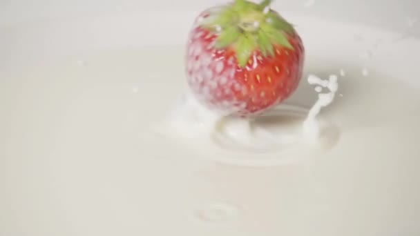 Aardbeien en melk, slow-motion — Stockvideo