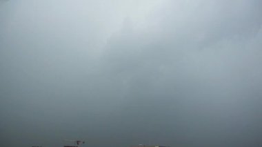 Şimşek ve fırtına bulutları yavaş hareket