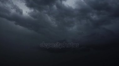 Şimşek ve fırtına bulutları yavaş hareket