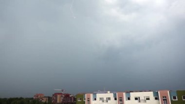 Şimşek ve fırtına bulutları yavaş hareket