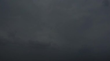 Şimşek ve fırtına bulutları yavaş hareket