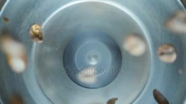 Kahve bir kahve değirmeni, yavaş hareket ezilmiş