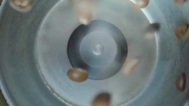 Il caffè è schiacciato in un macinino da caffè, al rallentatore — Video Stock