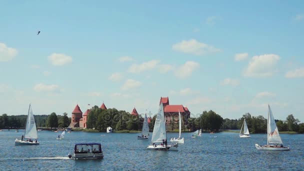 Регата на озері поблизу Trakai замок в повільному темпі, 18 червня 2016 в Тракай, Литва — стокове відео