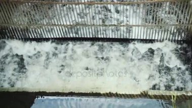 Su aşağı belgili tanımlık akmak, yavaş düşüyor