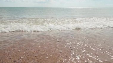 Ağır çekim, kumlu bir deniz kıyısı sörf