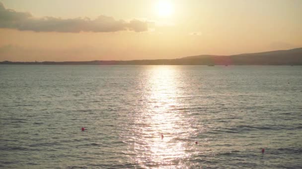 Zwarte zee baai en zonsondergang, slow-motion — Stockvideo