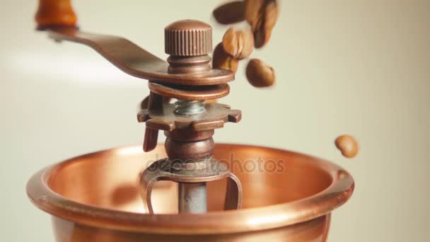 咖啡豆落入老式磨机在慢动作 — 图库视频影像