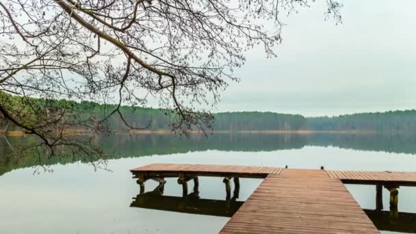 Mólóval rendelkezik a tavon, 4k panorámás Time-lapse — Stock videók