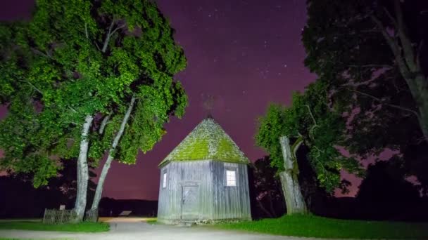 夜 4 k 延时有一个神奇的房子和星星，起重机 — 图库视频影像