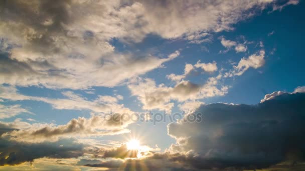 Σύννεφα και ήλιο στο ηλιοβασίλεμα, 4k, time-lapse — Αρχείο Βίντεο