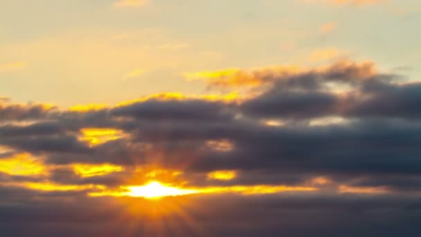 雲と夕日、4 k、時間経過で太陽 — ストック動画