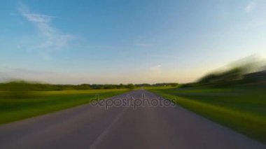 Kırsal yolu üzerinde 4 k hızlandırılmış seyahat
