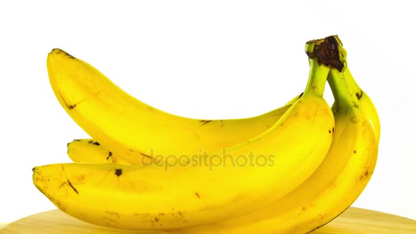 Ramo di banane ruota su uno sfondo bianco, 4k stop motion — Video Stock