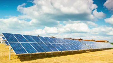 Güneş panelleri ve modern köy, 4k hızlandırılmış