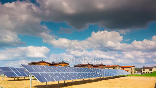 Solární panely a moderní vesnice, 4k time-lapse — Stock video