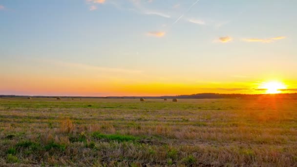 Paysage estival avec coucher de soleil, time-lapse panoramique 4K — Video