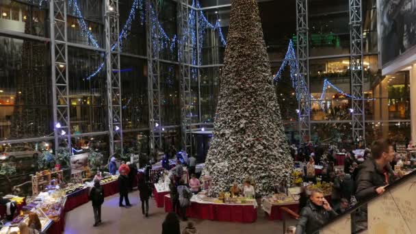 VILNIUS - 23 DÉCEMBRE : Des commerçants visitent le centre commercial de VILNIUS, LITUANIE Foire de Noël, 23 décembre 2014 . — Video