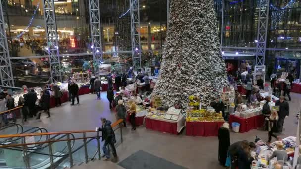 Vilnius - 23 December: Shoppare besök gallerian i Vilnius, Litauen julmarknad, December 23, 2014. — Stockvideo