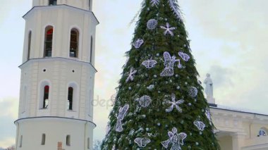 Vilnius, Litvanya 28 Aralık 2014 katedral meydanında Noel ağacı.
