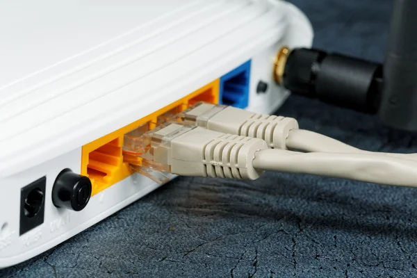 Kablosuz yönlendiriciler ve ağ kablosu anten — Stok fotoğraf
