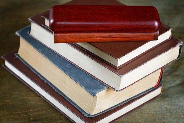 Libros viejos en cubierta marrón de cerca en la mesa —  Fotos de Stock